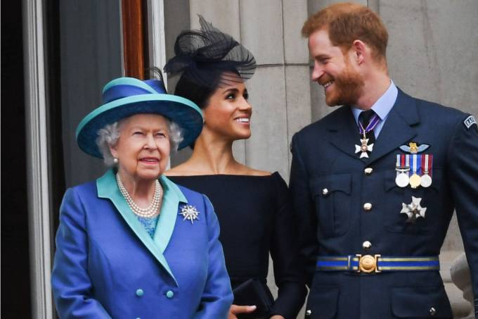 Rainha confirma que Harry e Meghan deixarão a família real