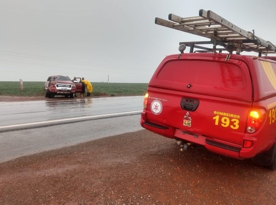 Talismã| Caminhonete capota durante chuva na BR-153 e mulher fica presa às ferragens do veículo