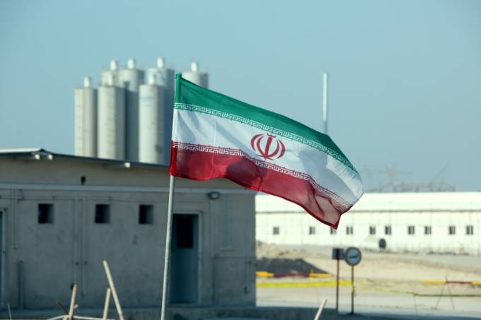 Mundo | Irã anuncia que vai enriquecer urânio sem restrições