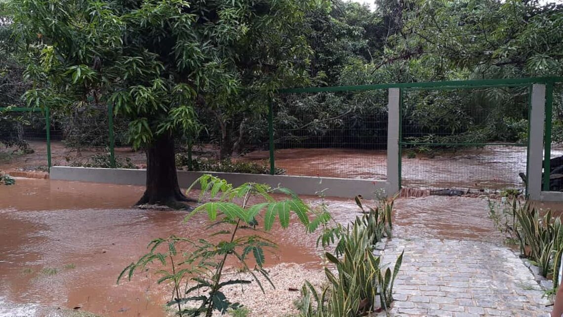 Córrego transborda na TO-030 em Taquaruçu após forte chuva; VÍDEO
