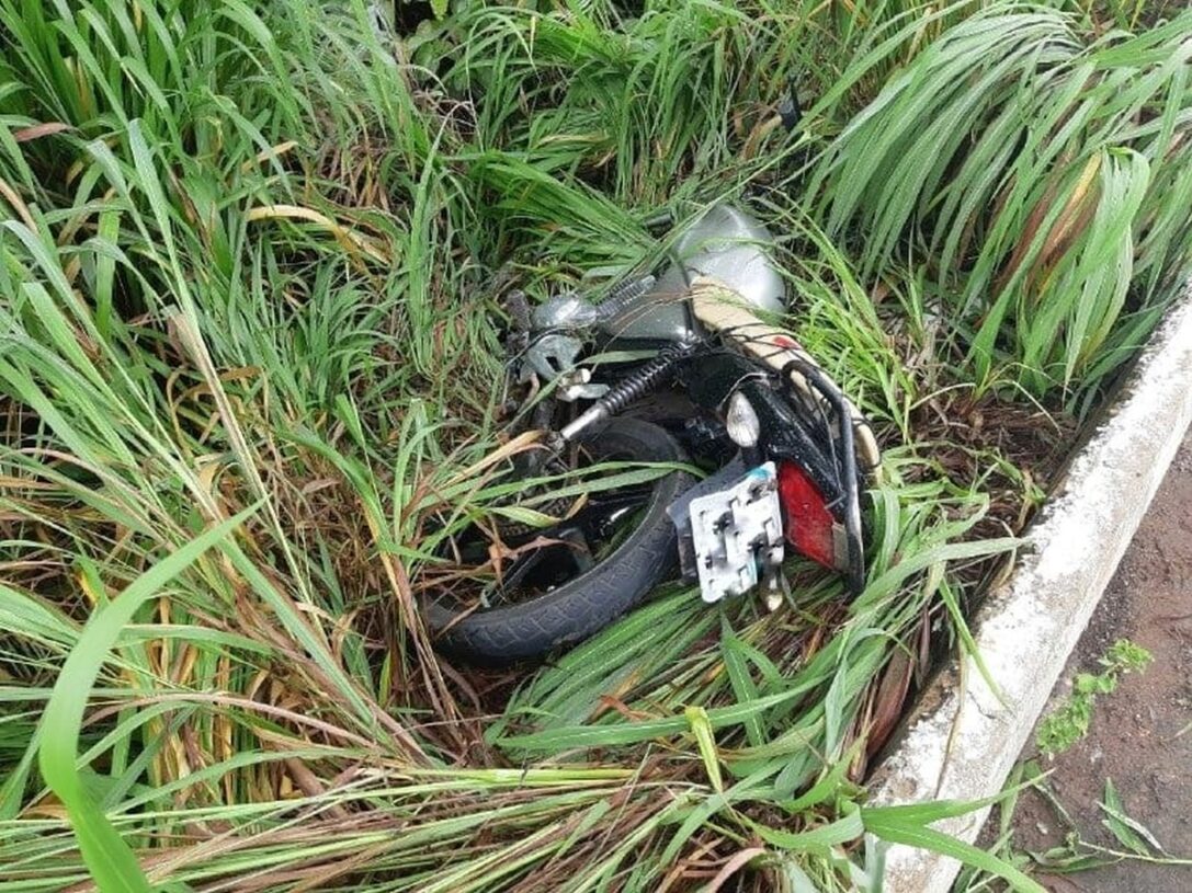 Homem fica ferido após bater motocicleta em meio-fio e cair em matagal às margens da BR-153, no norte do TO