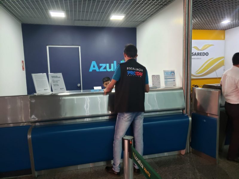 Companhia aérea Azul é autuada após empresa não informar cancelamento do voo aos passageiros