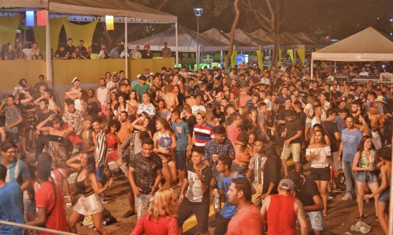 Em três dias de festa, CarnaPraça reuniu 20 mil pessoas na Praça dos Girassóis