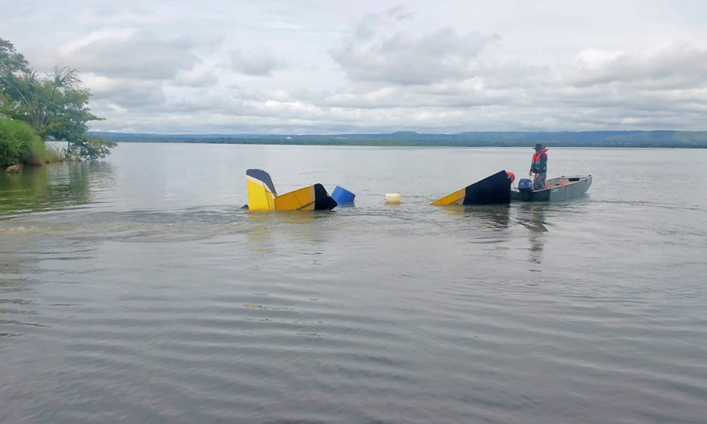 Bombeiros resgatam aeronave que havia caído no lago em Porto Nacional; veja aqui