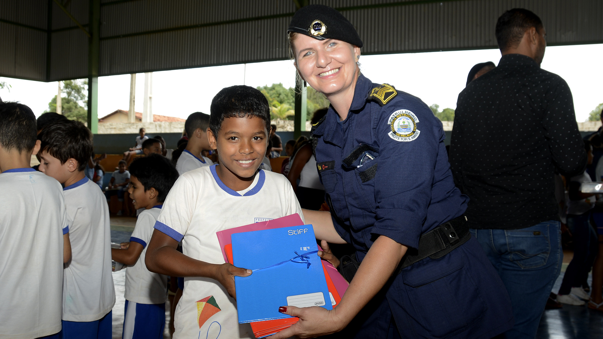 Guarda Metropolitana distribui kits escolares em ETI de Buritirana