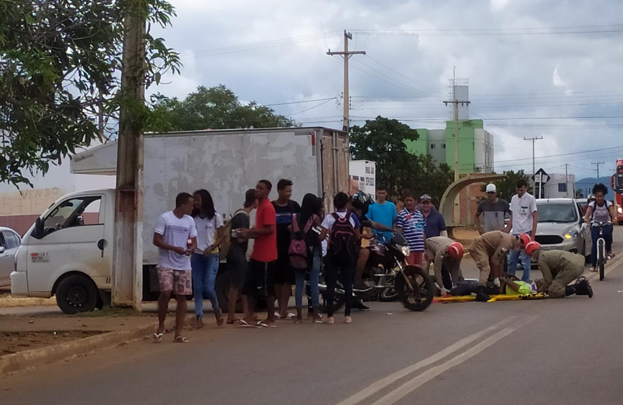 Acidente entre moto e caminhão deixa homem gravemente ferido em avenida da região sul de Palmas