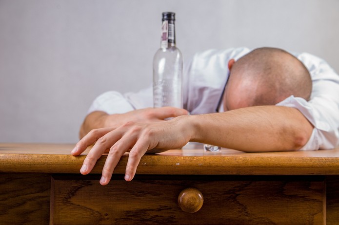 Cuidado com o PT: saiba o que causa o apagão alcoólico e como evitar