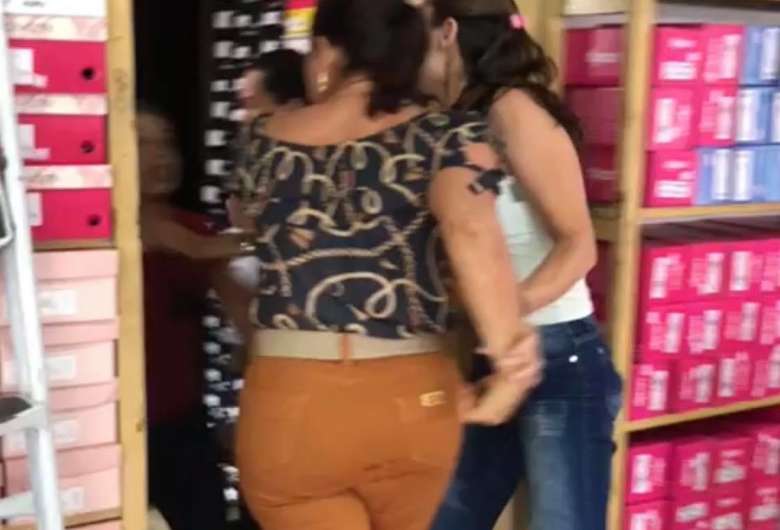 'Barraco' em Araguaína: vendedora e dona de loja trocam tapas no centro da cidade; VEJA O VÍDEO