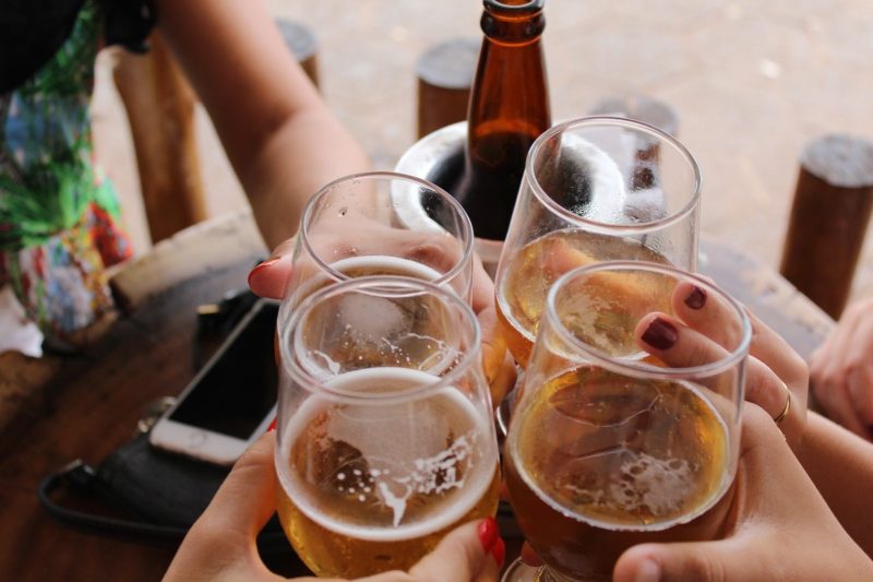 Quem está tomando remédios e vai beber no carnaval deve estar atento aos efeitos dessa mistura; confira aqui