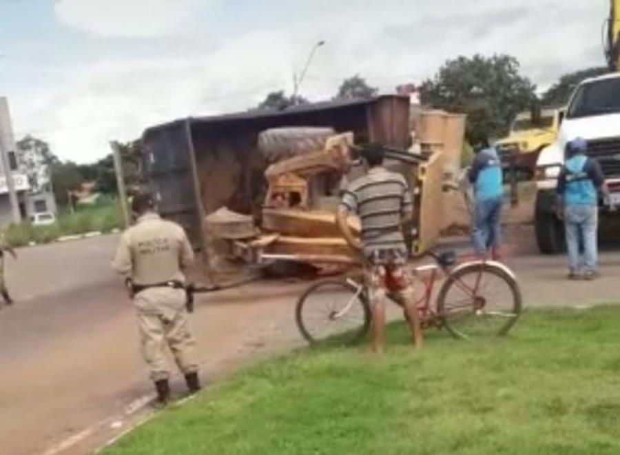 Caminhão tomba com trator na região sul de Palmas e deixa trânsito lento