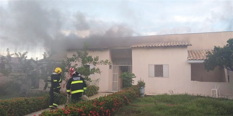 Residência na região central de Palmas pega fogo; morador passou mal