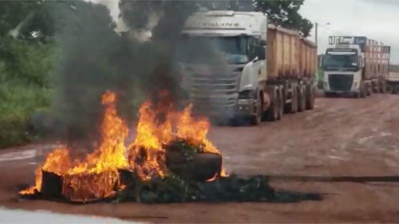 Moradores de Goiatins bloqueiam avenida e queimam pneus em protesto; veja as imagens
