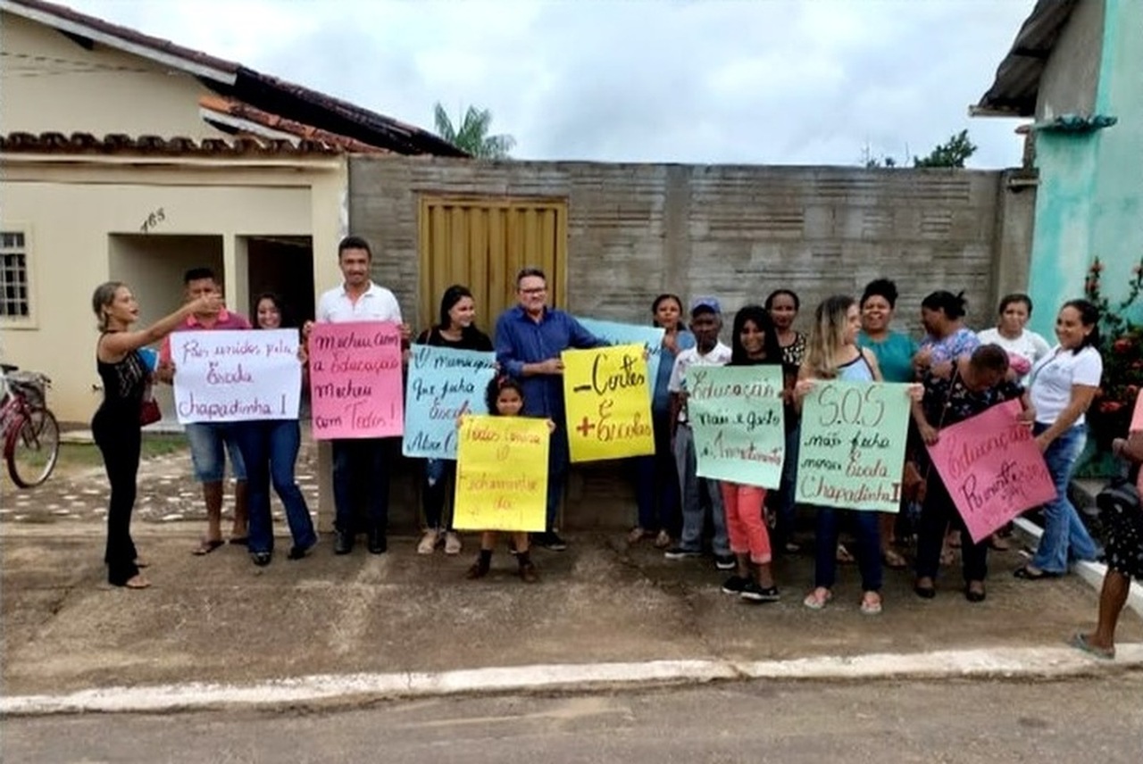Por falta de recursos, escola fecha as portas e pais protestam em Ananás