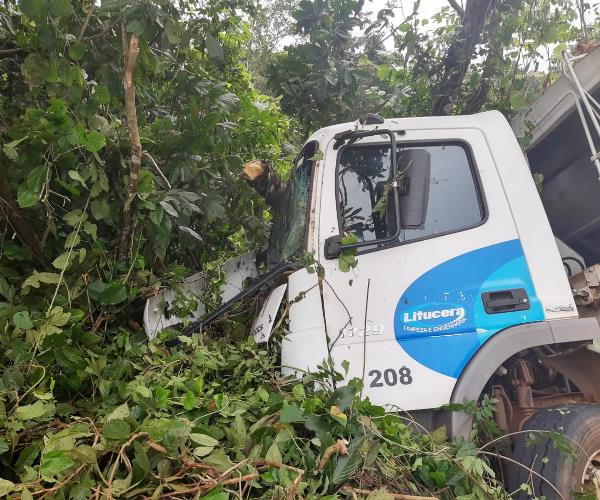 Caminhão de lixo de Araguaína sai da pista na BR-153 durante chuva