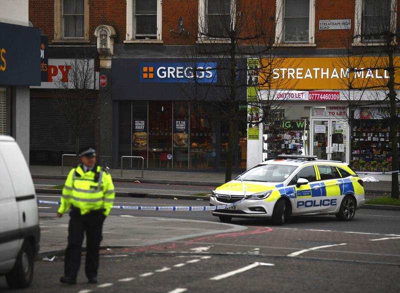 Mundo | Homem esfaqueia três pessoas em Londres e é morto por policiais