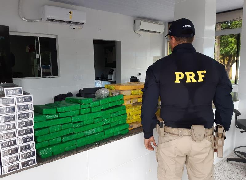 Cerca de 100 kg de maconha e cigarros contrabandeados são apreendidos pela PRF em Paraíso
