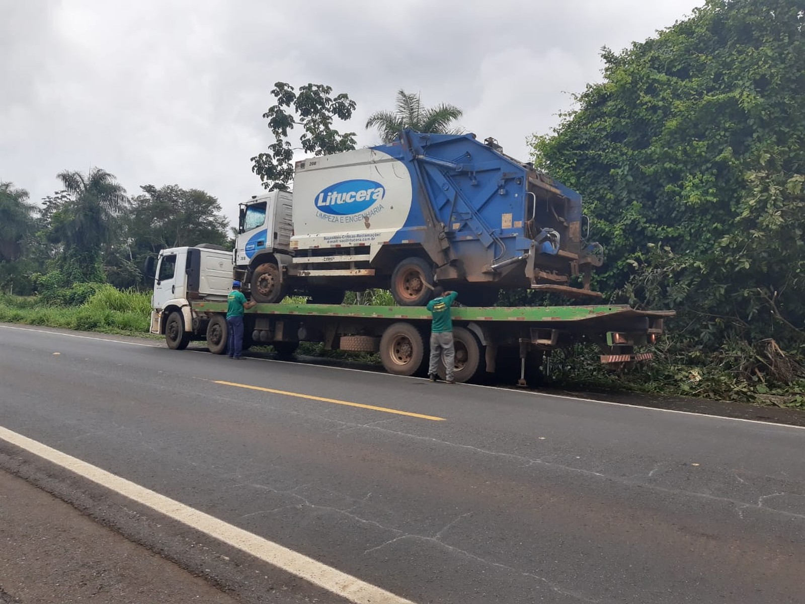 Caminhão de lixo de Araguaína sai da pista na BR-153 durante chuva