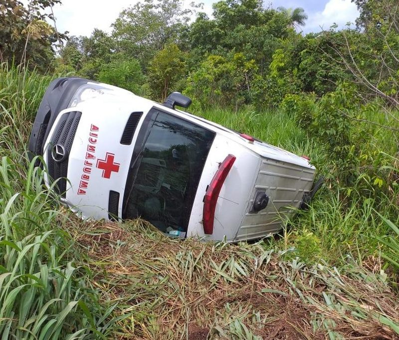 UTI móvel tomba e sai da pista entre Darcinópolis e Wanderlândia; chovia na hora do acidente