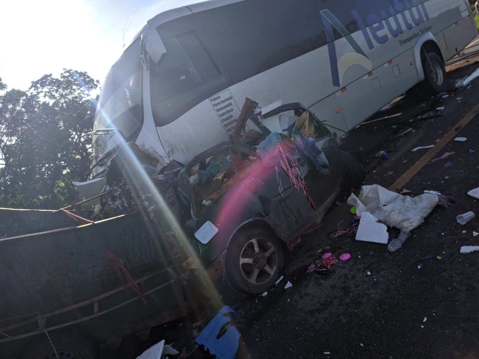 Homem morre em acidente entre carro e micro-ônibus em Santa Rosa; vítima ficou presa entre as ferragens