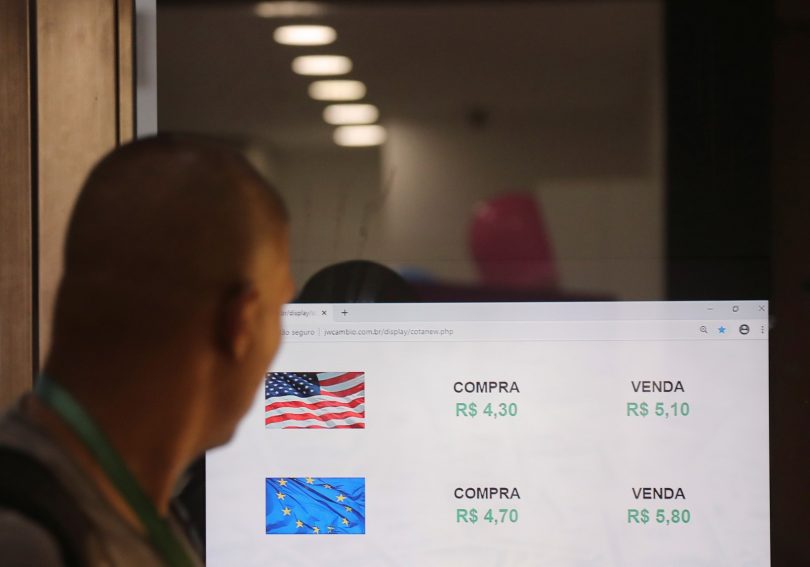 Economia: Dólar bate R$ 5 pela 1ª vez na história