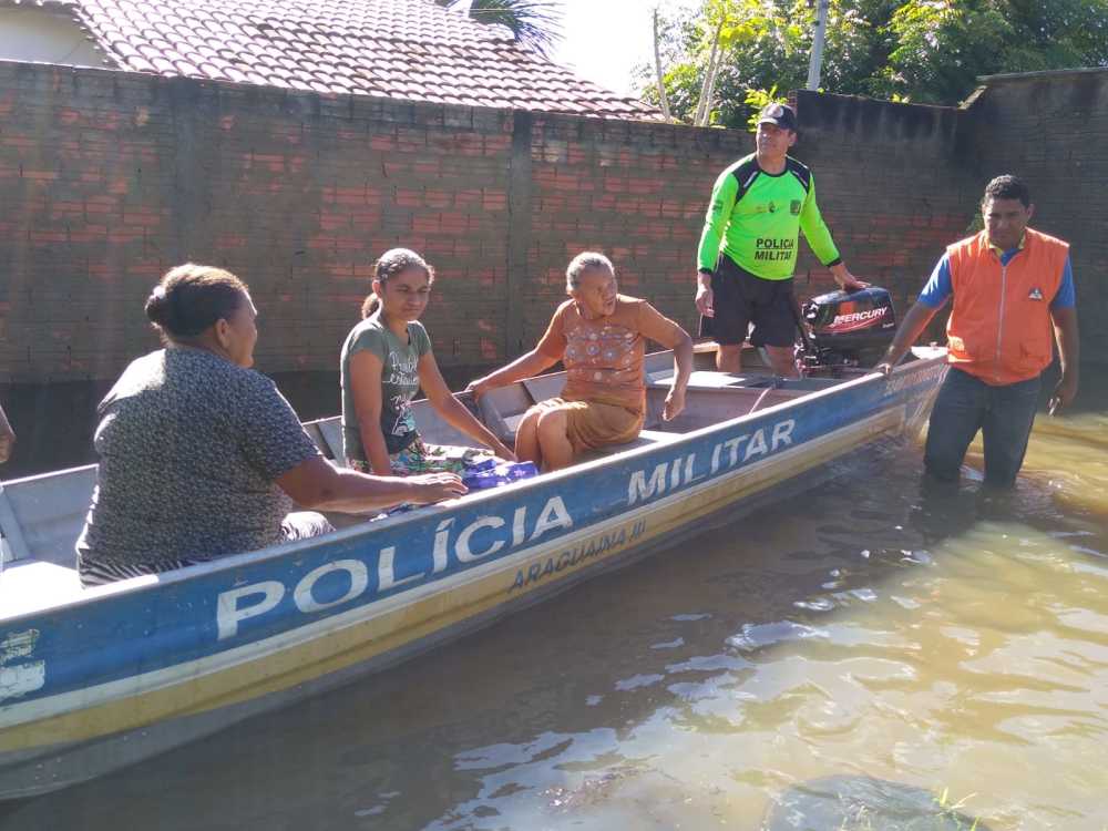 Após alagamento em Araguanã cerca de 100 famílias desabrigadas recebem apoio da PM