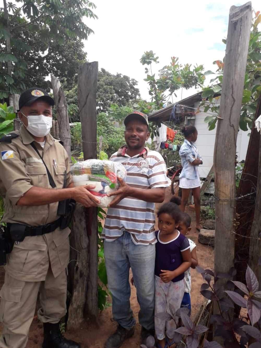 Equipe da SIOP distribui cestas básicas para famílias da região sul de Palmas