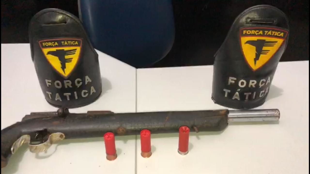 Homem é preso em Palmas suspeito de planejar ataques contra policiais; uma arma calibre 12 foi apreendida