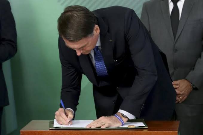 REVOGADO! Bolsonaro tira trecho de MP que prévia suspensão de contratos de trabalho por 4 meses