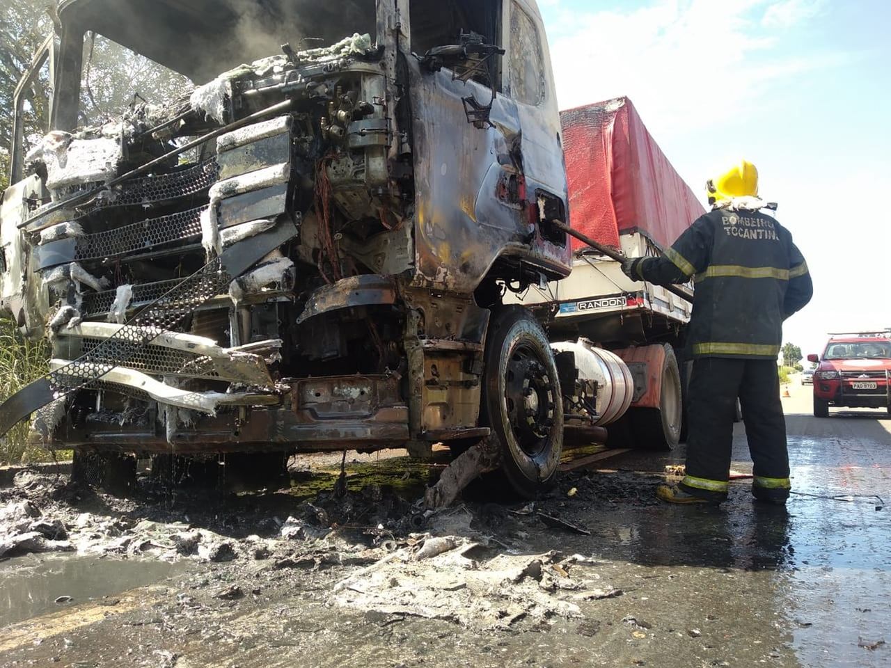 Caminhão com carga de aço pega fogo na BR-153, em Araguaína