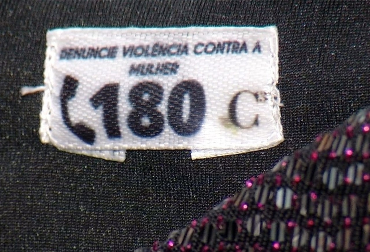 Para ajudar na luta contra a violência à mulher empresária de Palmas coloca Disque 180 em etiquetas das roupas