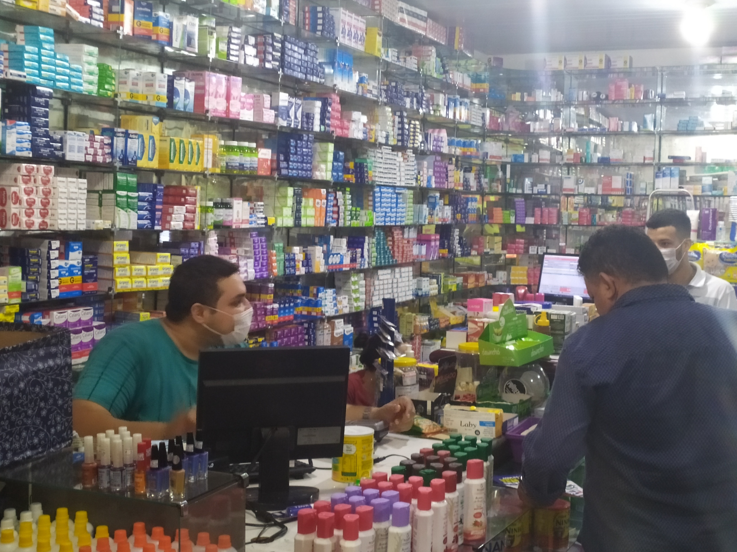 Em meio à alta de preços, Farmácia da região sul de Palmas distribui álcool em gel de graça à pessoas carentes