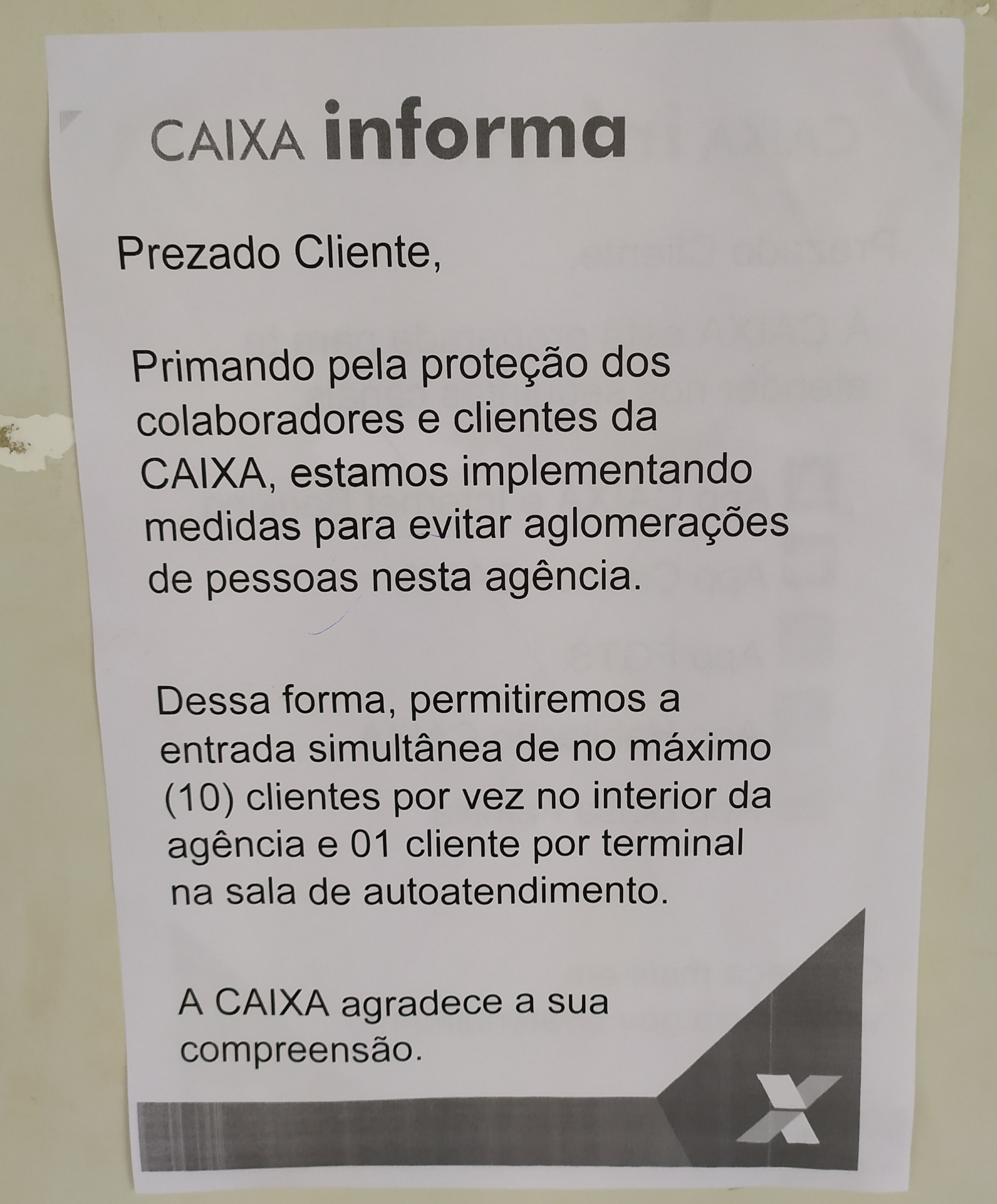 Fila enorme é registrada na porta de agência bancária em Palmas após restrições; "10 clientes por vez"