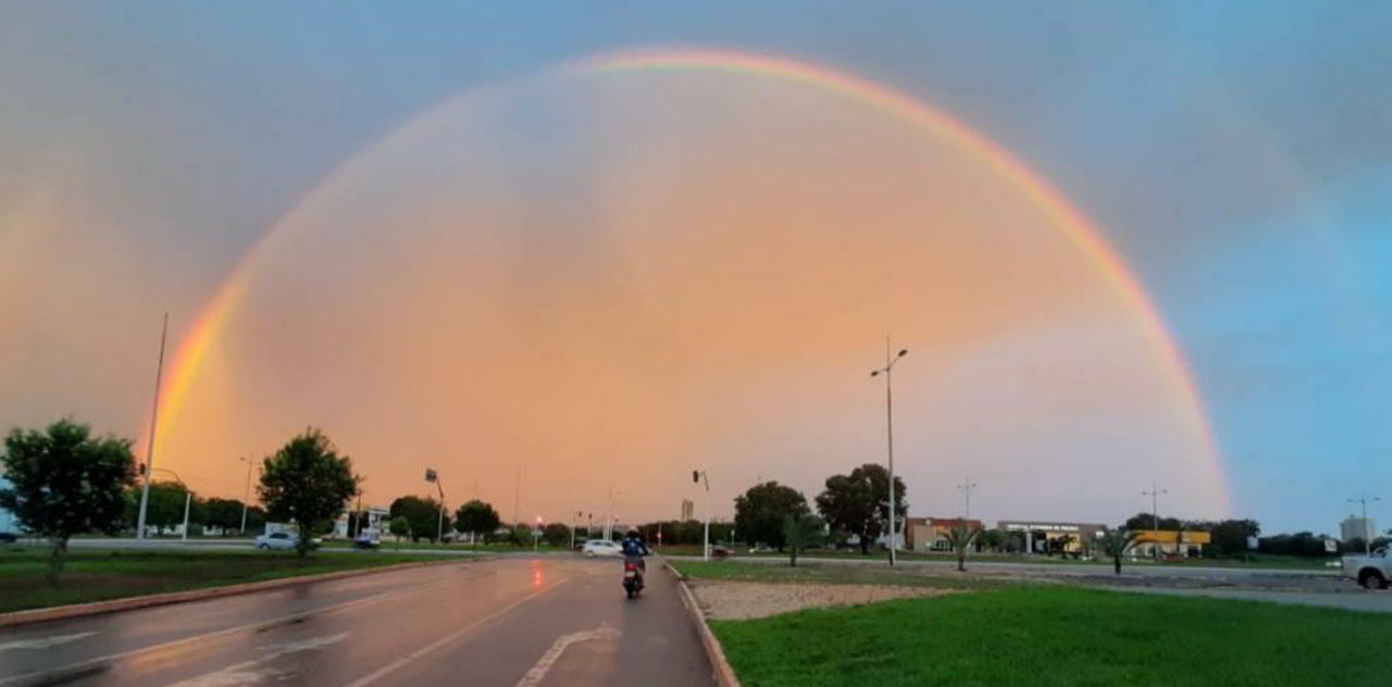 Céu amarelo e arco-íris duplo encantam moradores de Palmas nesta quinta-feira (26)