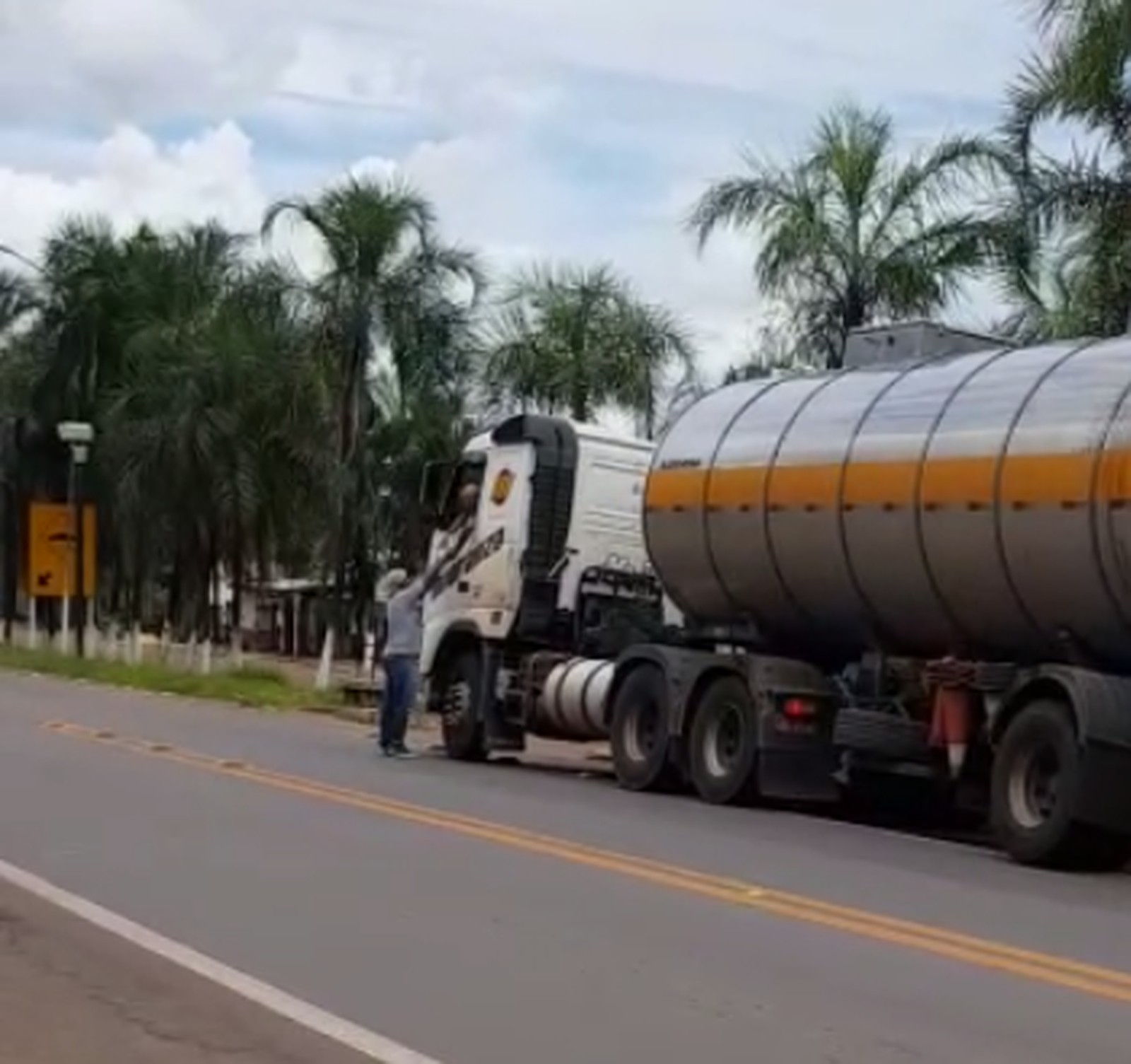 Boa ação: Moradores dão marmitas de graça para caminhoneiros que passam pela região