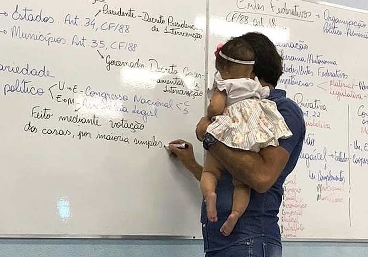Professor de Direito segura bebê para aluna não deixar a sala em Pernambuco; Veja o vídeo