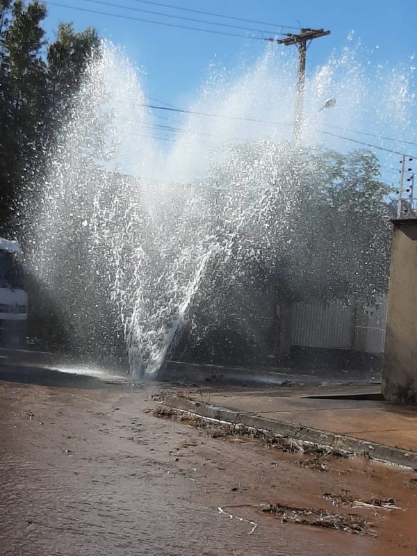 Quadra no norte de Palmas fica sem água após vazamento tomar conta de rua