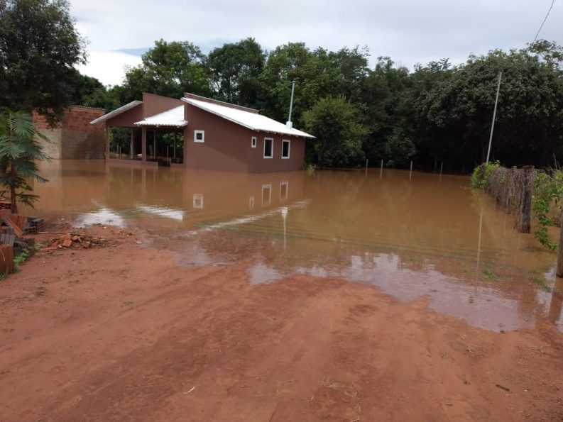 VÍDEO: Chuva forte causa inundações em bairros de Aparecida do Rio Negro