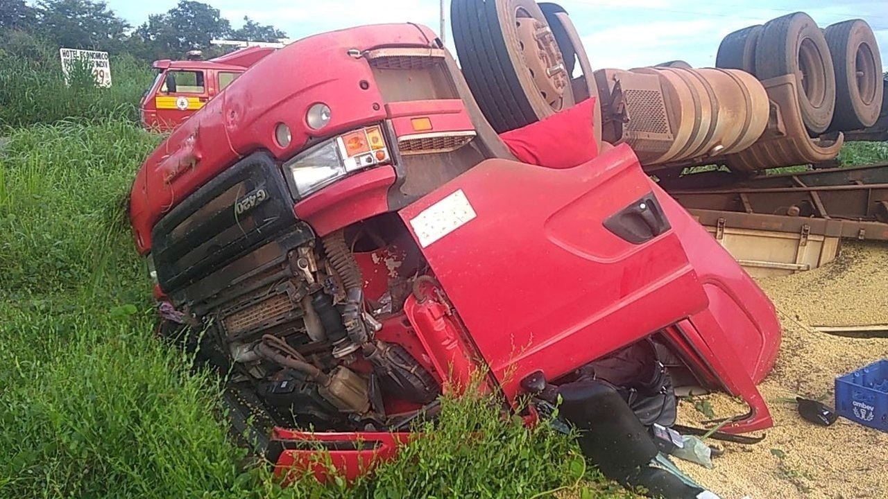 Motorista fica preso às ferragens e morre após caminhão tombar na BR-153, em Miranorte