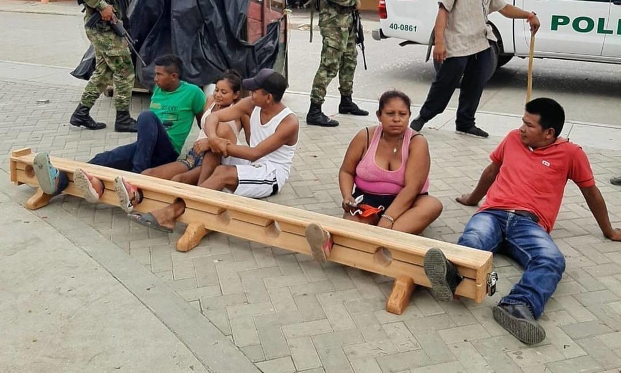 'Se a moda pega': Cidadãos são presos pelos pés por desrespeito à quarentena na Colômbia