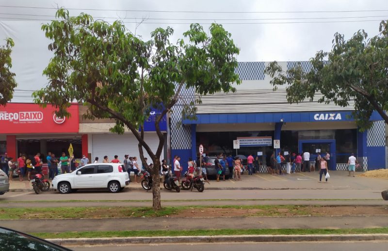 Filas grandes são flagradas em frente as agências da Caixa e da Receita Federal em Palmas para receber auxílio emergencial