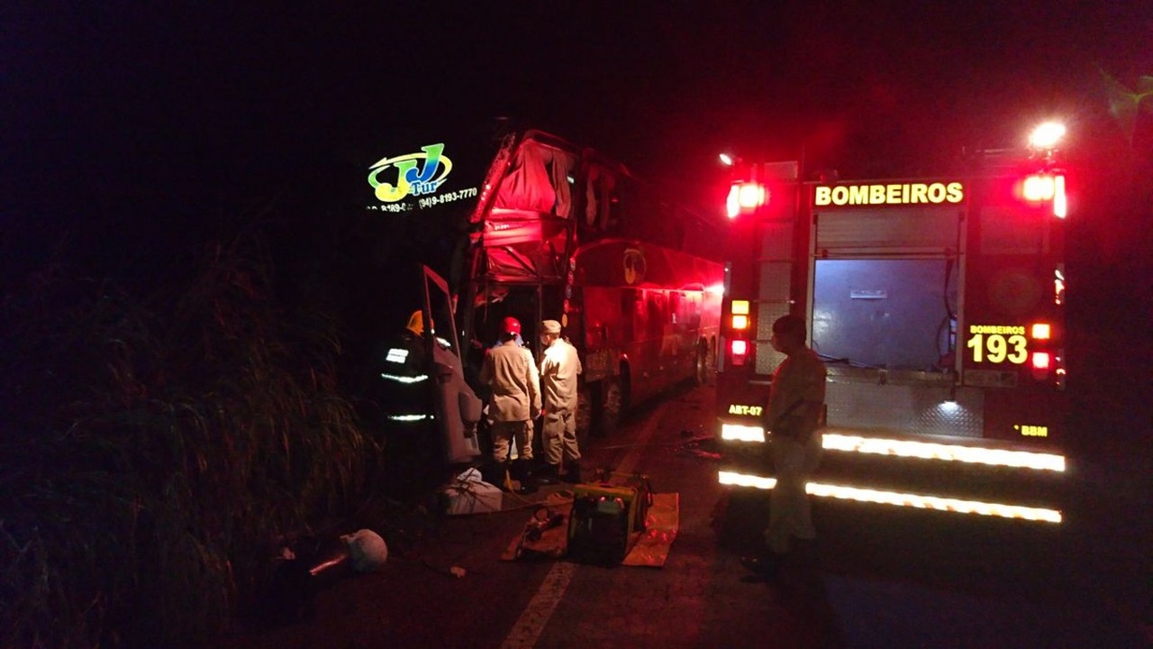 Ônibus bate em caminhão e deixa um morto e várias pessoas feridas no sul do Tocantins
