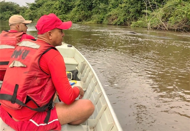 Bombeiros começam buscas por caminhoneiro desaparecido no Rio Araguaia durante travessia na balsa