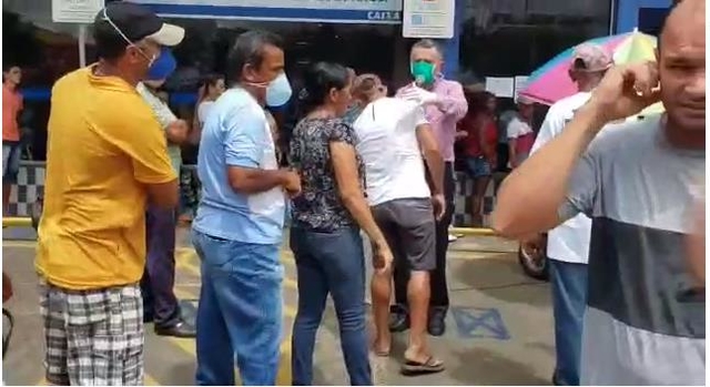 VÍDEO: Fila para receber auxílio emergencial de R$ 600 dobra quarteirão na região sul de Palmas