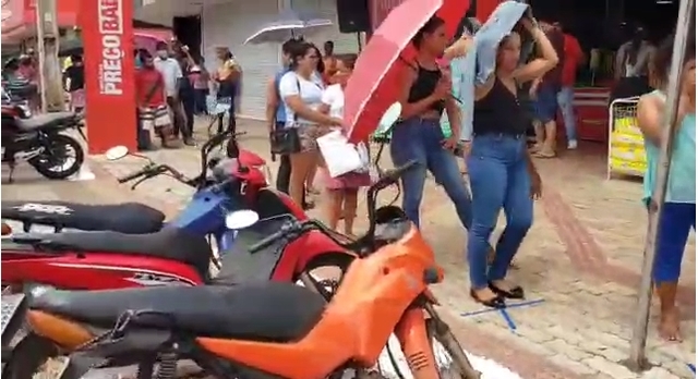 VÍDEO: Fila para receber auxílio emergencial de R$ 600 dobra quarteirão na região sul de Palmas