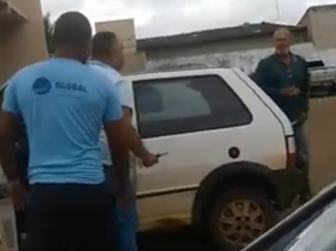 Confusão em Unidade de Saúde em Palmas mostra homem tentando fugir após agredir funcionário; Veja o vídeo
