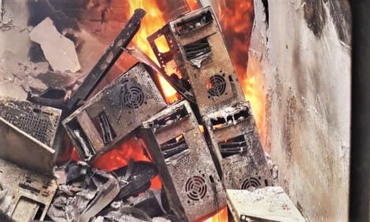 Computadores e materiais são destruídos após incêndio em escola abandonada no norte do Tocantins