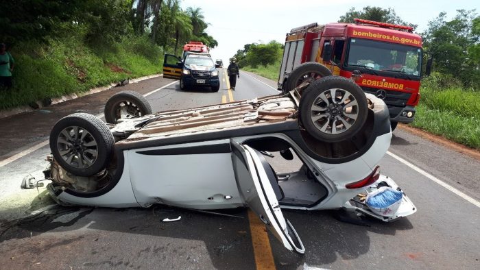 Mulher fica ferida após carro bater em caminhão durante tentativa de ultrapassagem entre Araguaína e Nova Olinda