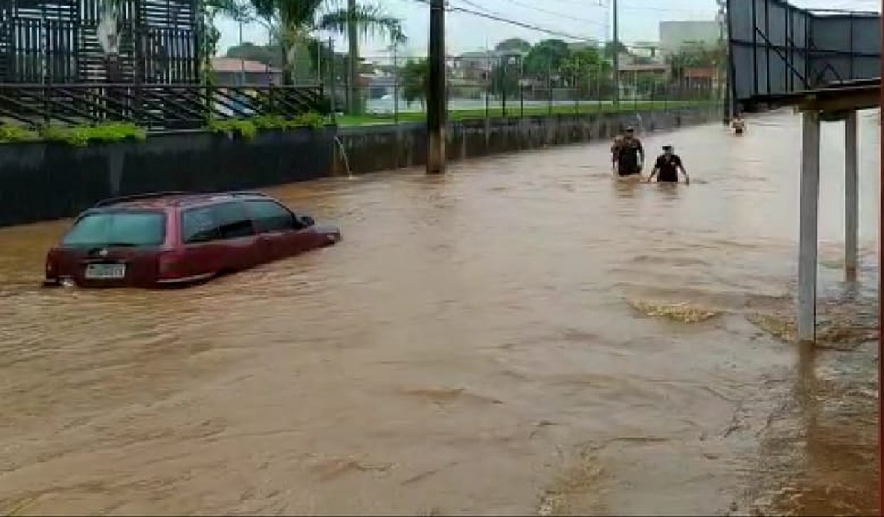 Chuva forte provoca alagamentos e prejuízos em Araguaína nesta terça (14)