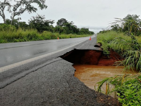 PRF interdita rodovia na região norte do estado após chuva forte causar danos na pista