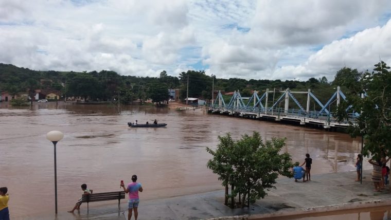 Água invade casas após rio de Ponte Alta encher; veja as imagens
